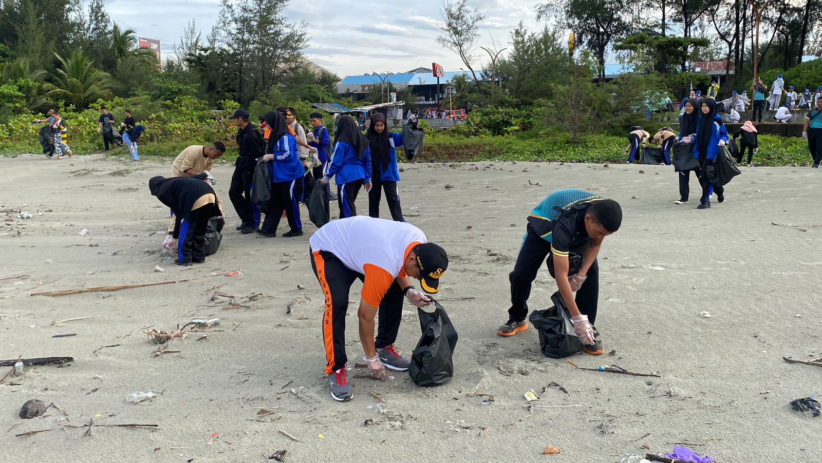 Meriahkan HUT Basarnas, Sumbang Puluhan Kantong Darah dan Bersih Pantai 