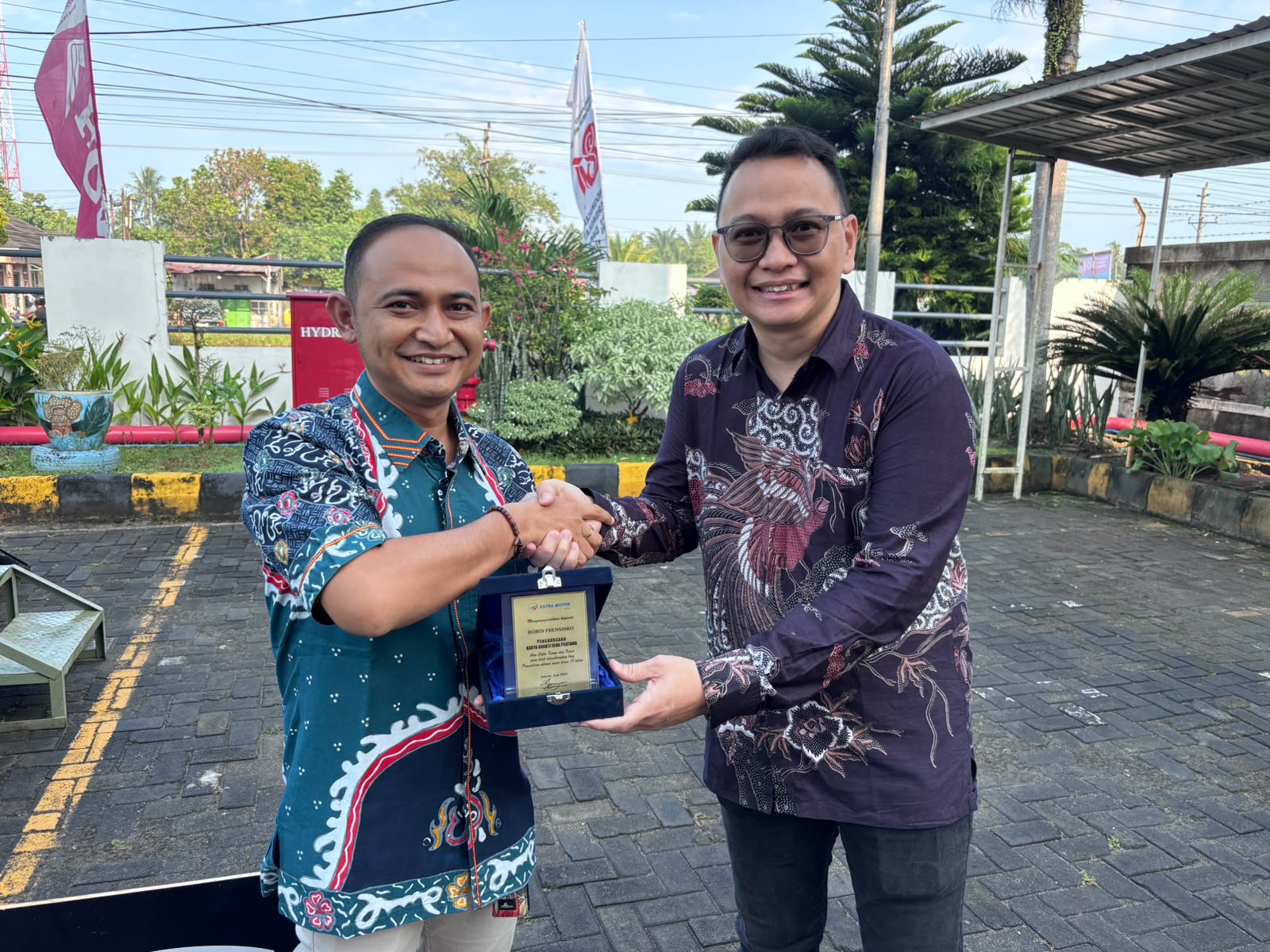10 Tahun Mengabdi, Karyawan Astra Motor Bengkulu Diganjar Emas 