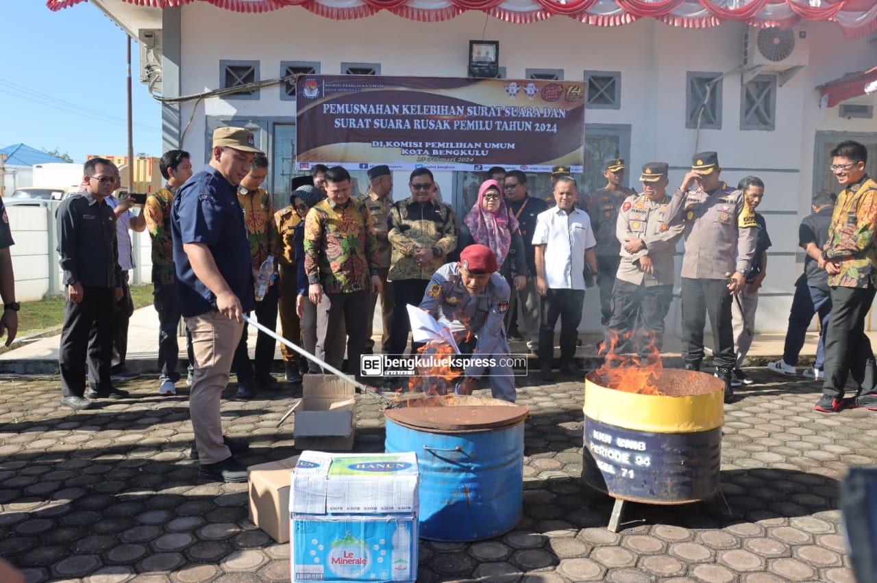 Jelang Pencoblosan, KPU Kota Bengkulu Bakar Ribuan Surat Suara