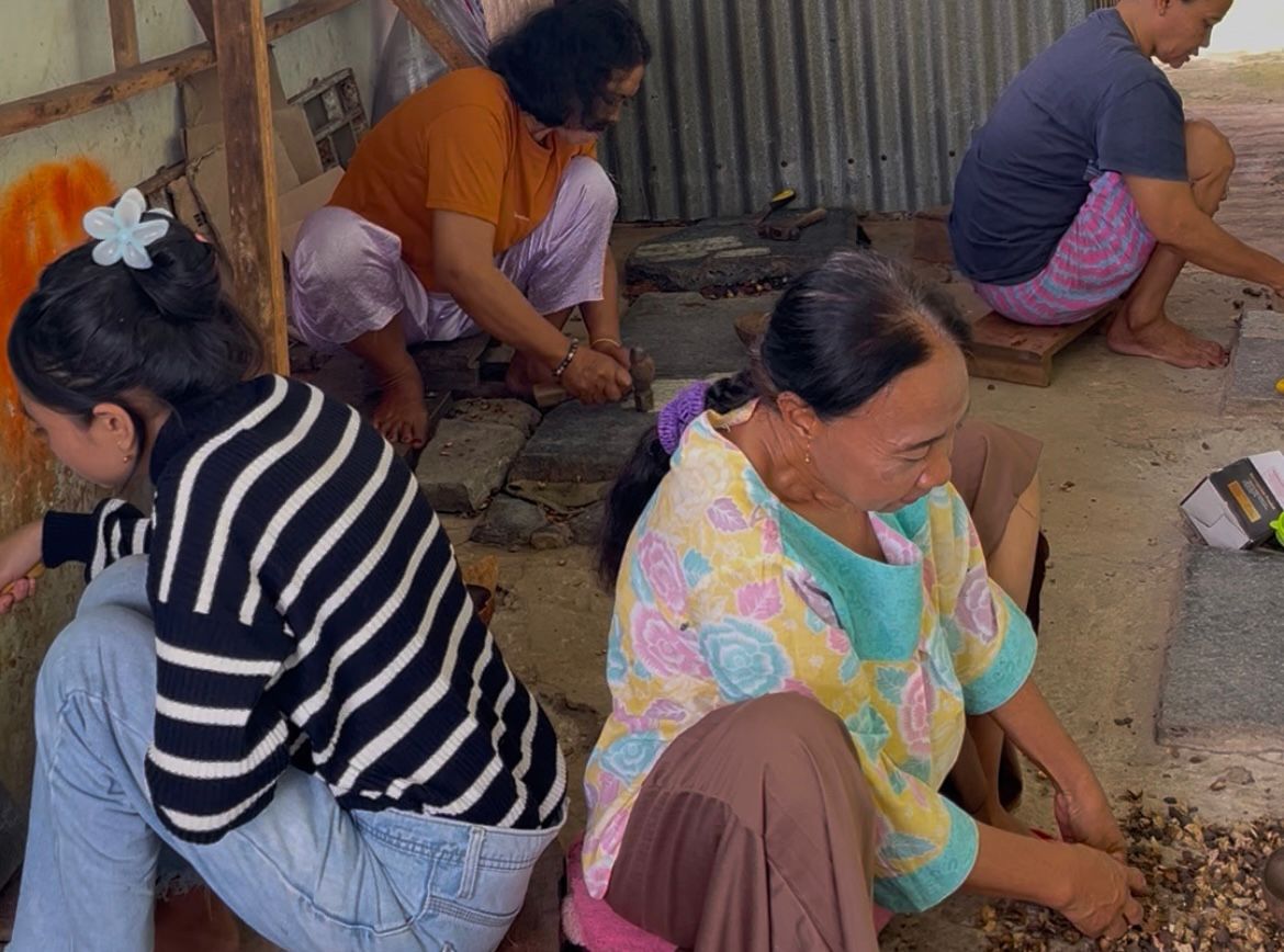 Rasmawati, Perempuan Tangguh di Balik Renyahnya Emping Melinjo Bengkulu