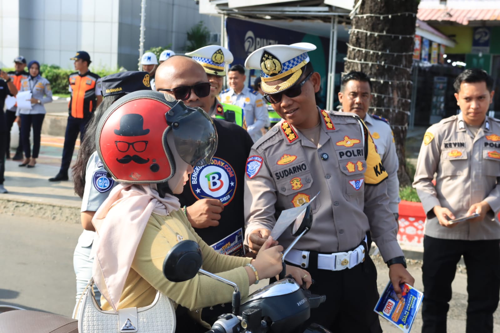 Tekan Angka Kecelakaan, Polda Bengkulu Ingatkan Pengendara Melalui Stiker Tips Keselamatan