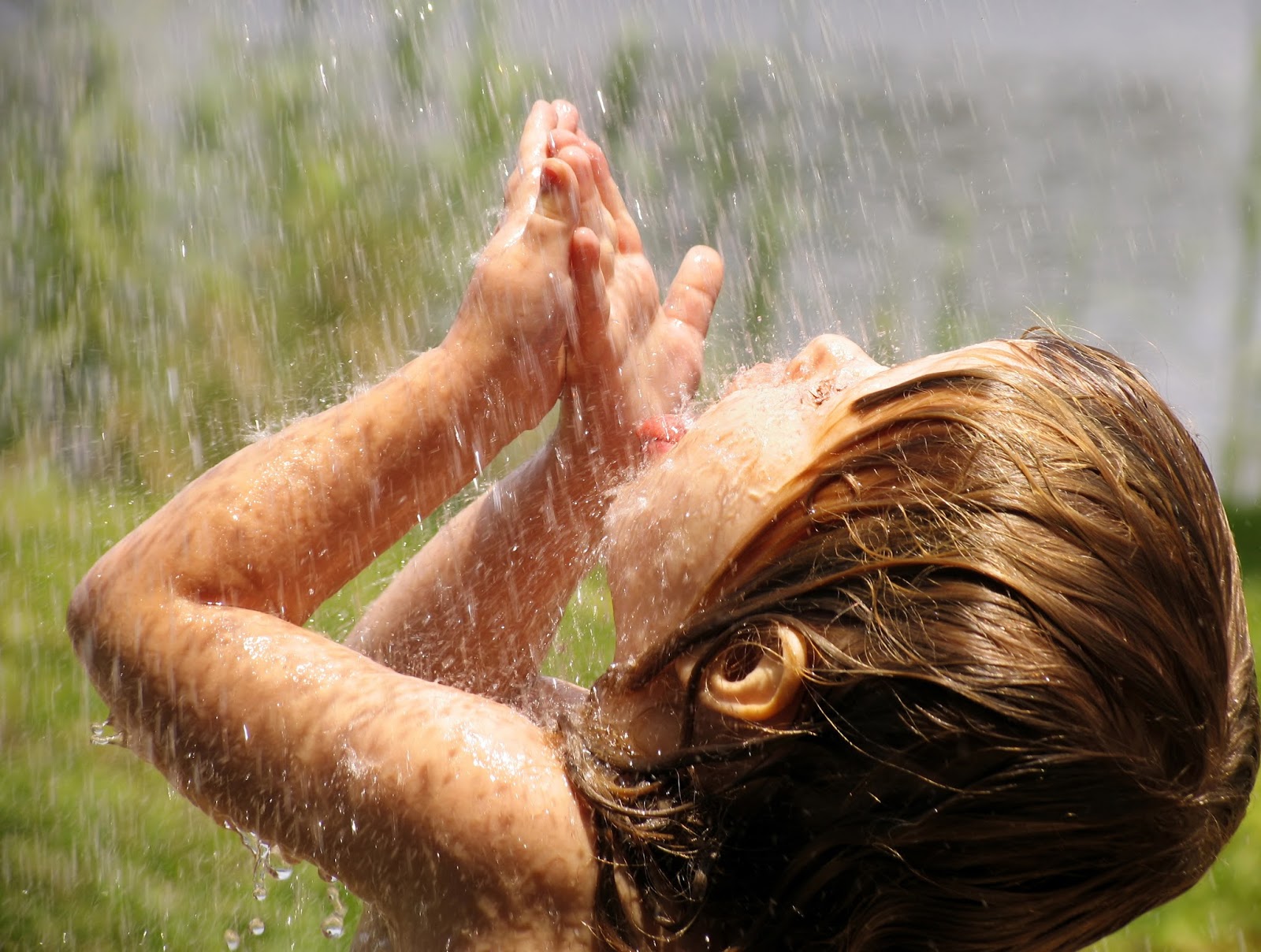 Benarkah Minum Air Hujan Bisa Membuat Anak Jadi Pintar? 