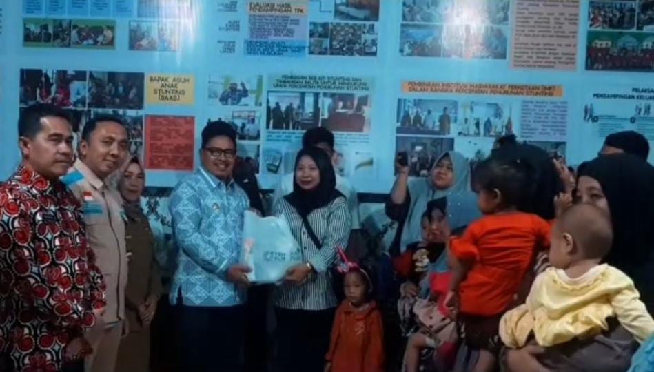 Pemkot Bengkulu Salurkan 100 Paket Sembako ke Warga Rentan Stunting