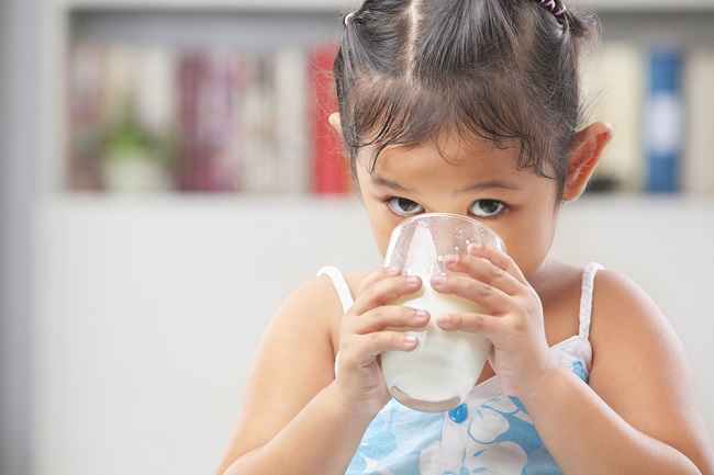 Jangan Biarkan Anak Anak Terlalu Banyak Minum Susu, Ini Risikonya!
