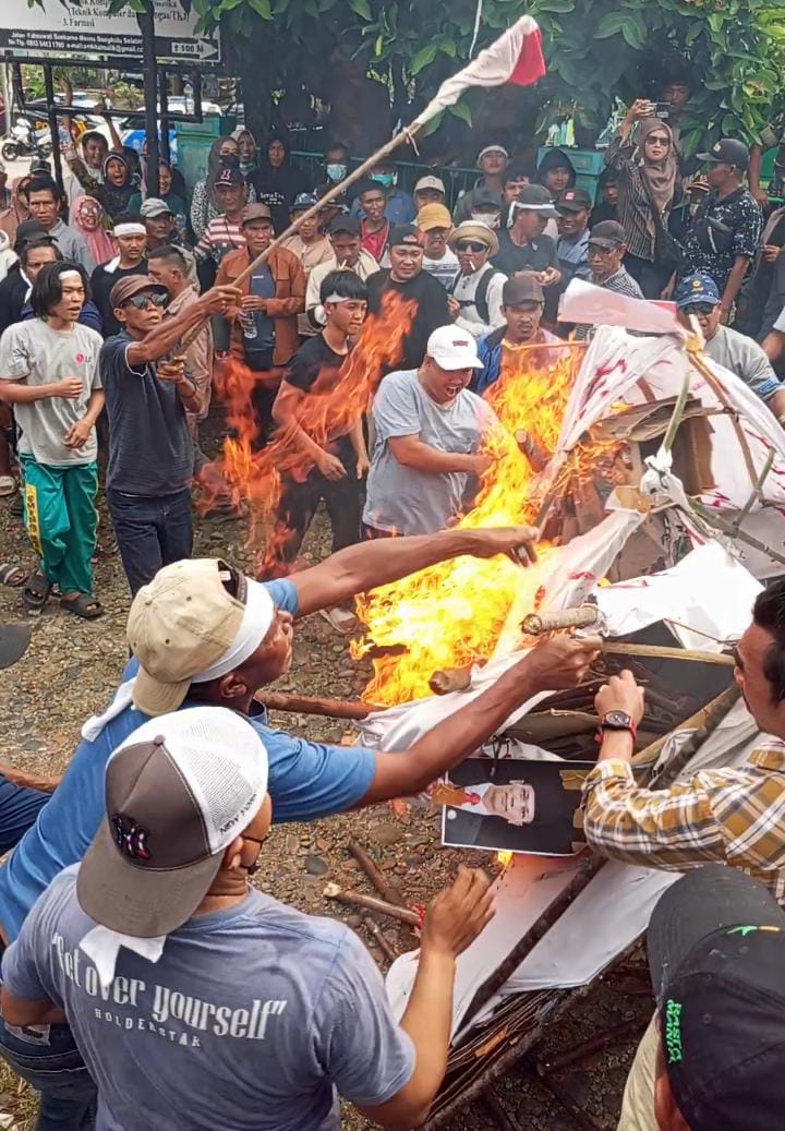 Ricuh di Depan Bawaslu Bengkulu Selatan, Massa Paslon 02 Dihalau Gas Air Mata