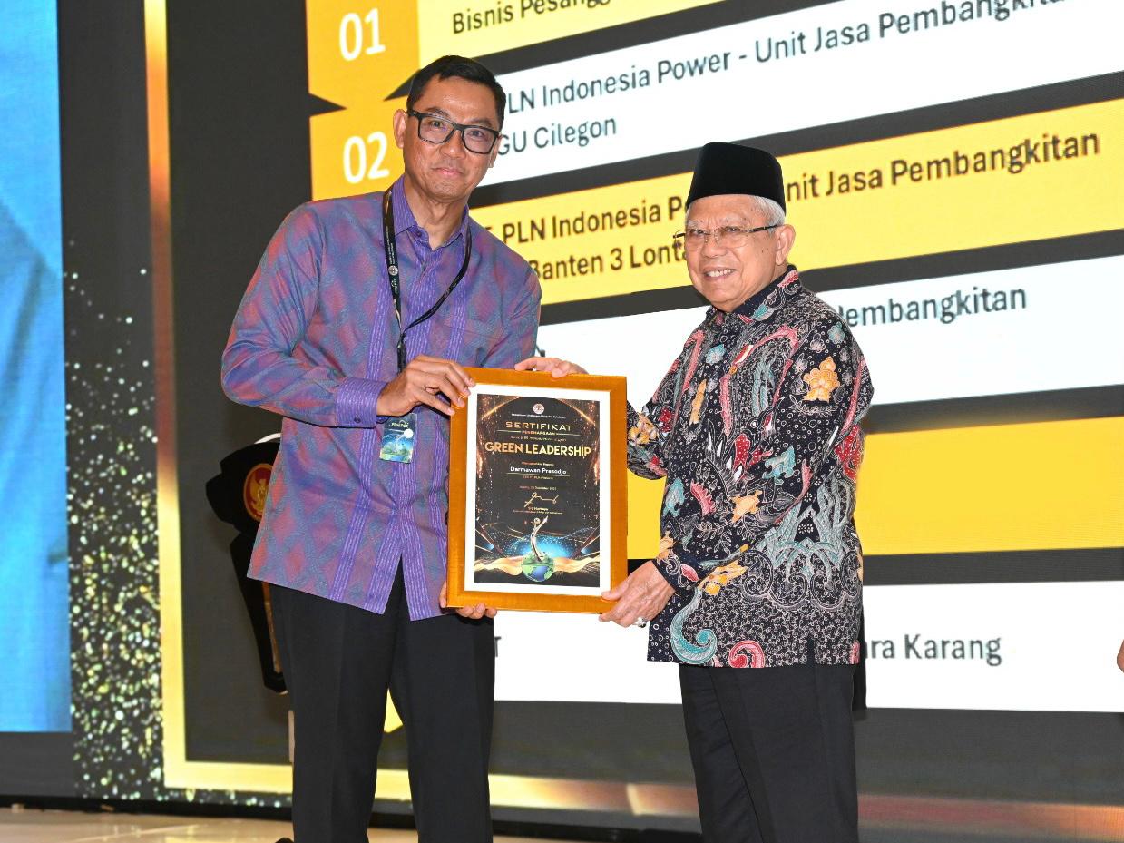 Dua Tahun Berturut-turut Direktur Utama PT PLN (Persero) Darmawan Prasodjo Raih Green Leadership Utama Award