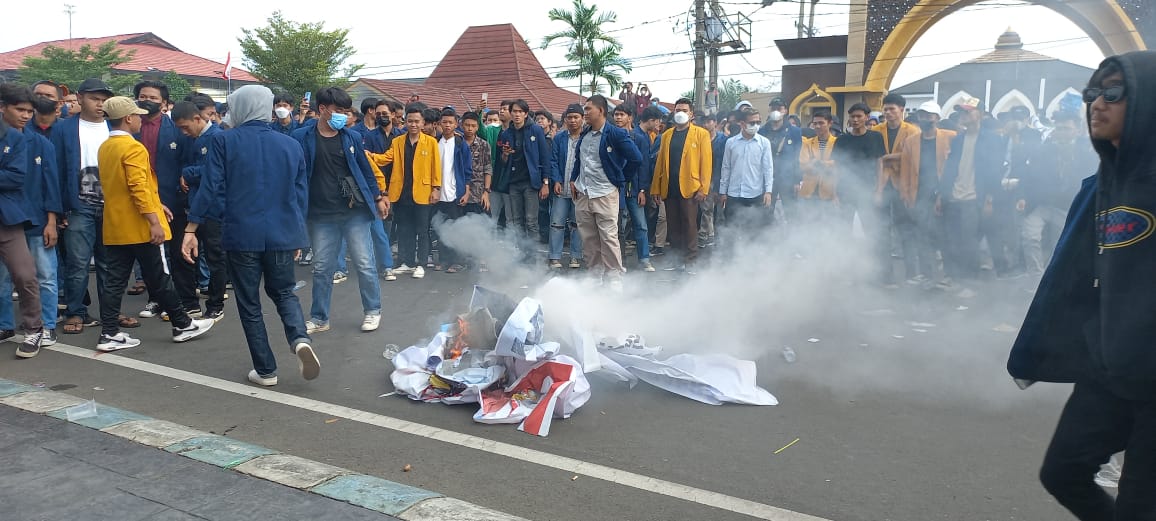 Tak Bisa Temui Anggota DPRD Provinsi Bengkulu, Demonstran Mulai Bakar Spanduk 