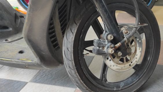 Sepele, Inilah Ciri dan Penyebab Ban Belakang Motor Matic Bergetar 