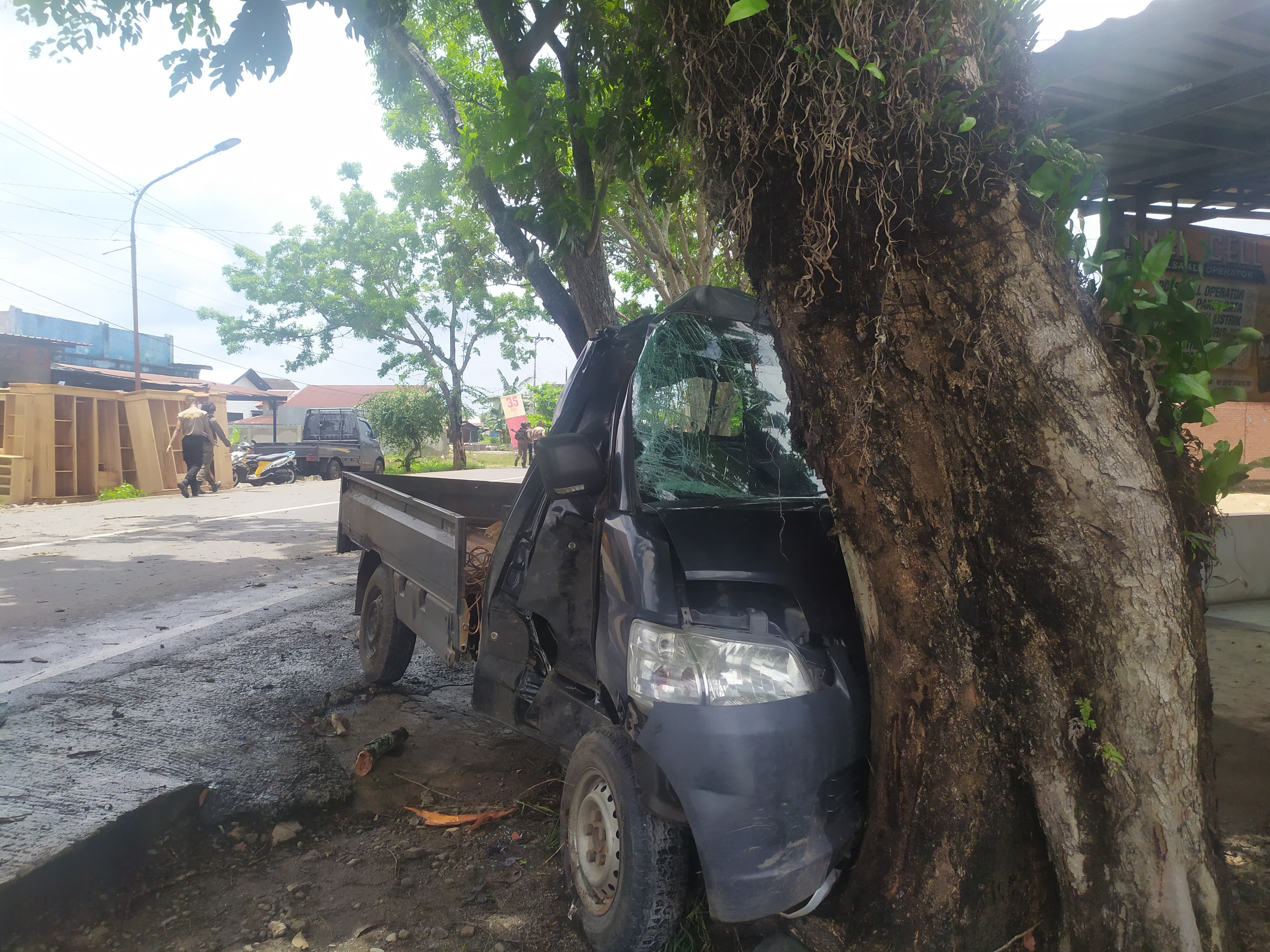 Mobil Pengangkut Batu Bata Alami Kecelakaan Tunggal di Jl Danau, Satu Orang Luka Berat