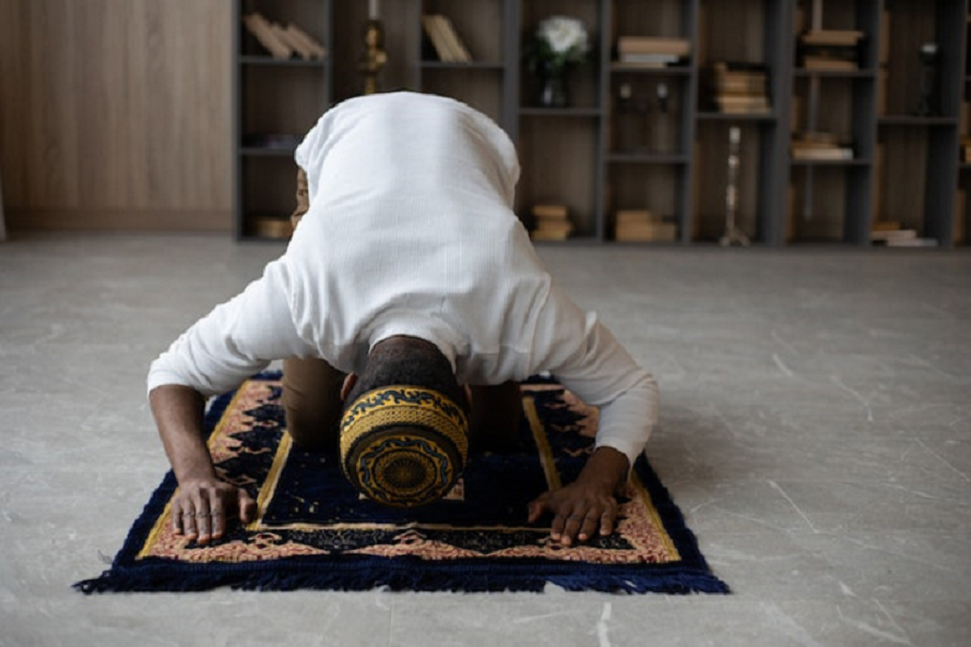 Apakah Bepergian Saat Hari Jumat Membatalkan Kewajiban Salat Jumat? Ini Penjelasan Lengkapnya