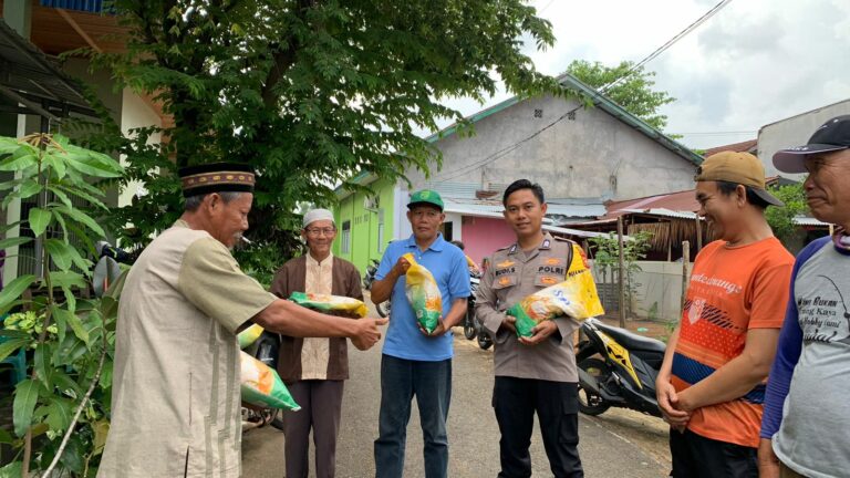 Ketua RT di Kota Bengkulu Sumbangkan Honornya, Bagikan Sembako ke 70 KK