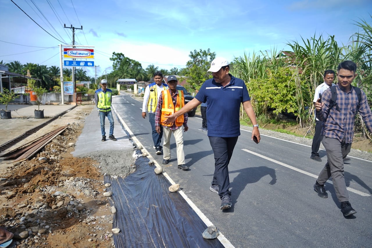 Wagub Mian Tinjau Progres Jalan di Marga Sakti Sebelat