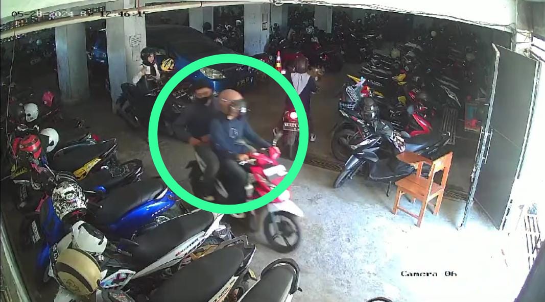 Pria Bermasker Curi Motor Milik Dosen di Bengkulu, Aksinya Terekam CCTV 