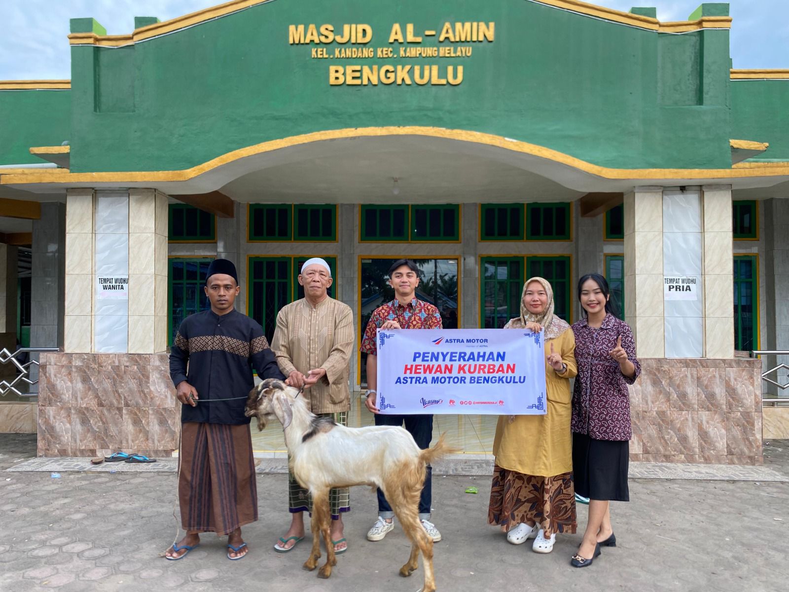 Berkomitmen Berguna Untuk Masyarakat, Astra Motor Bengkulu Serahkan 2 Ekor Hewan Kurban 