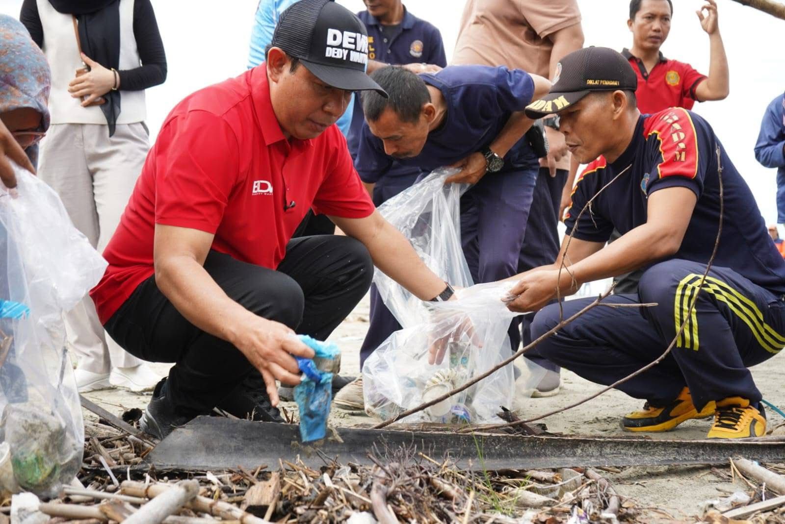 Aksi GEMPAR di Pantai Jakat, Wali Kota Dedy Pimpin Pembersihan Ikon Wisata
