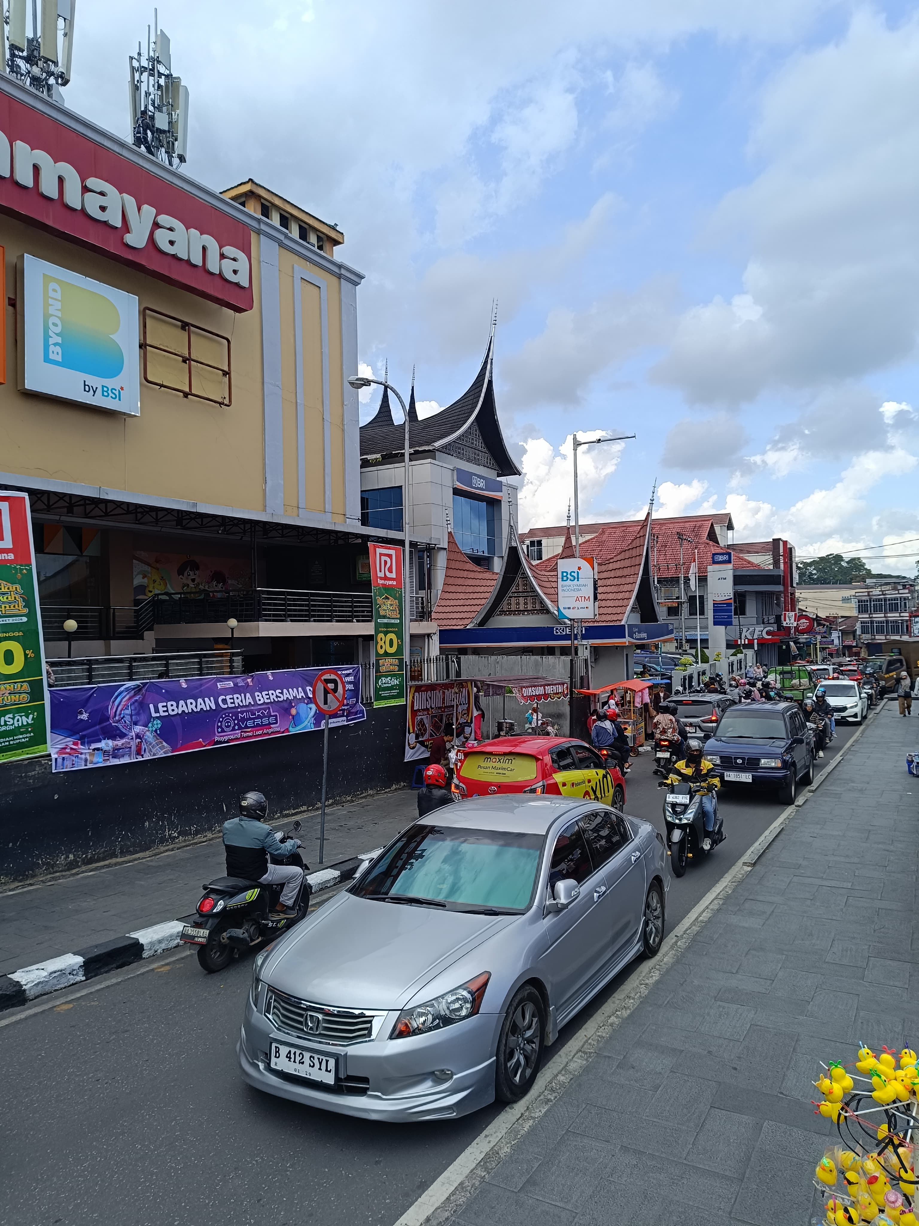 H-2 Lebaran 2026, Pusat Kota Bukittinggi Dipadati Pengunjung, Aktivitas Belanja Membludak