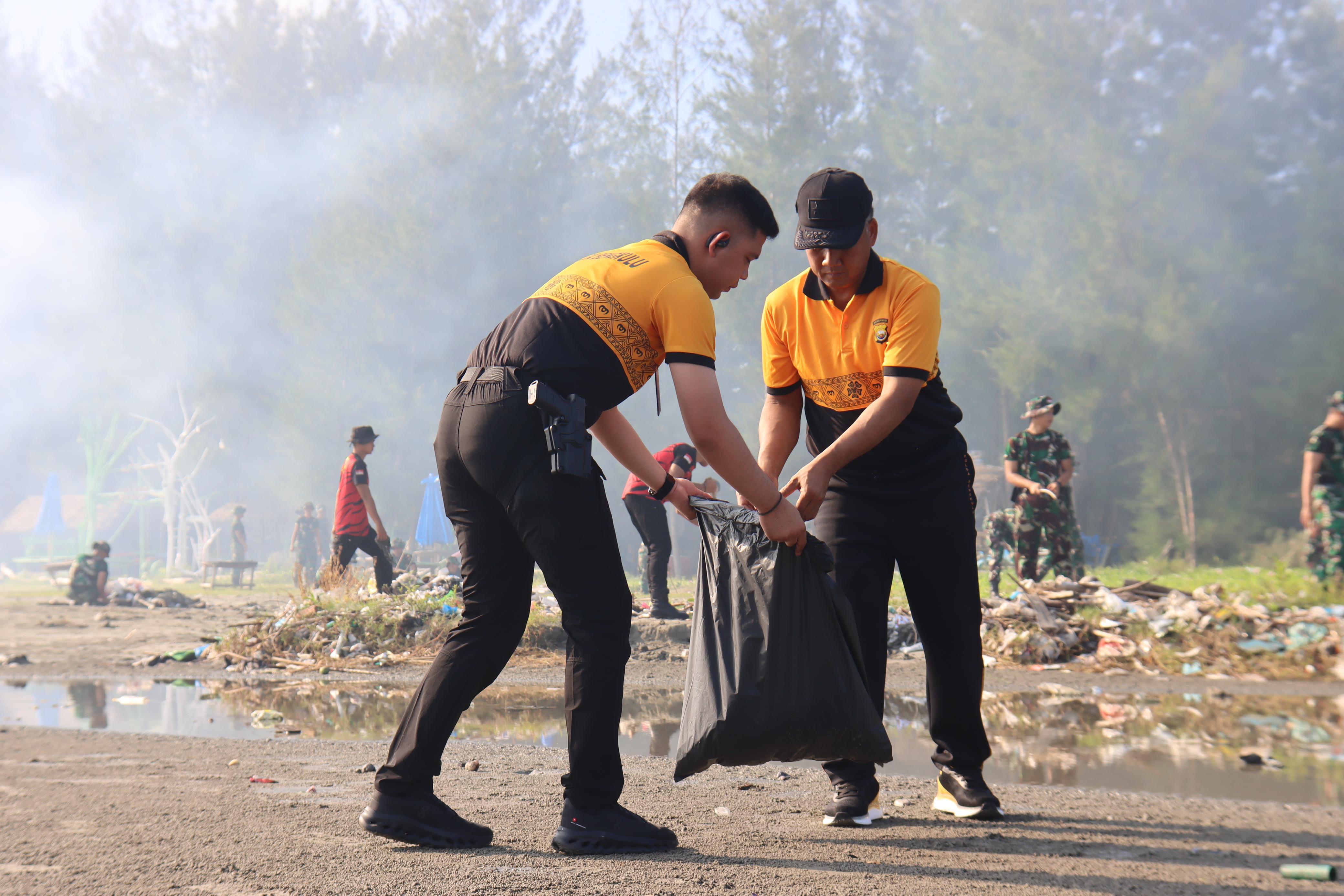 Gerakan GEMPAR Sinergikan Polda, Forkopimda, dan Masyarakat Jaga Kebersihan Pantai Jakat Bengkulu