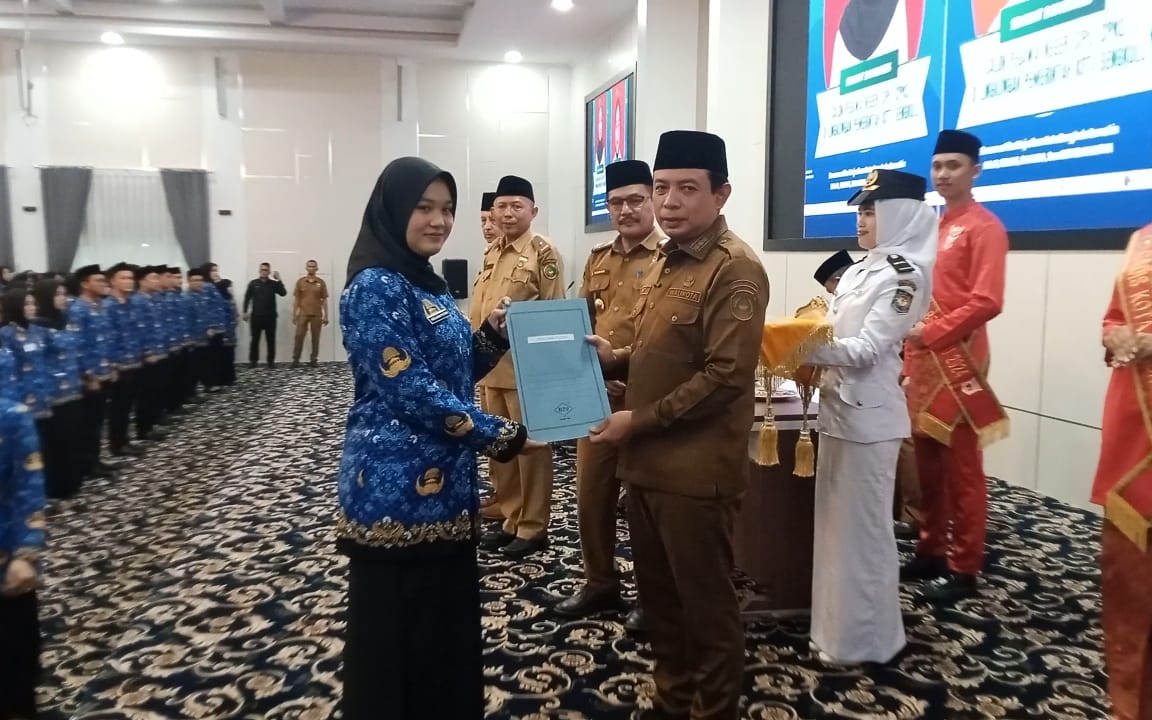 Wali Kota Bengkulu Serahkan 183 SK CPNS, Gaji Berlaku Mulai 1 April 2025
