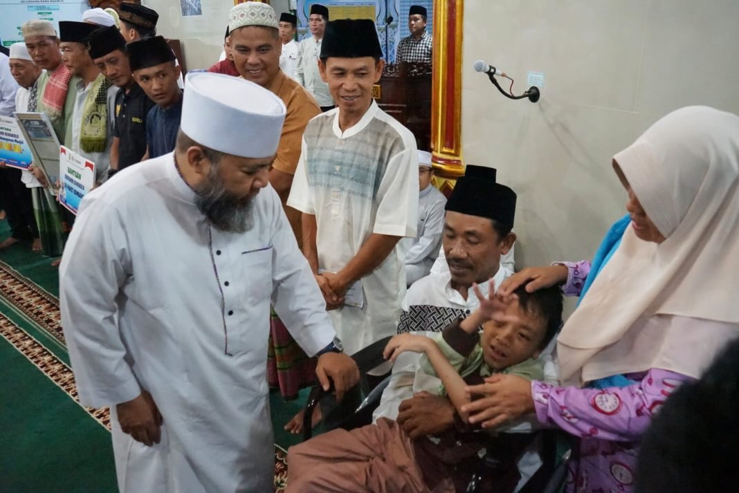 Helmi Hasan Serahkan Hibah Rp50 Juta dan Janjikan Rp 30 Miliar untuk Atasi Banjir Rawa Makmur