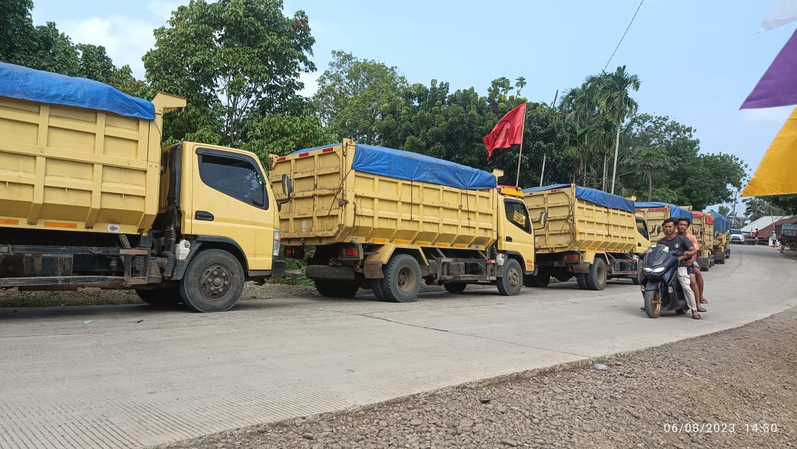 Cari Pelaku Tabrak Lari, Warga Batiknau Blokade Jalan Larang Truk Batubara Melintas