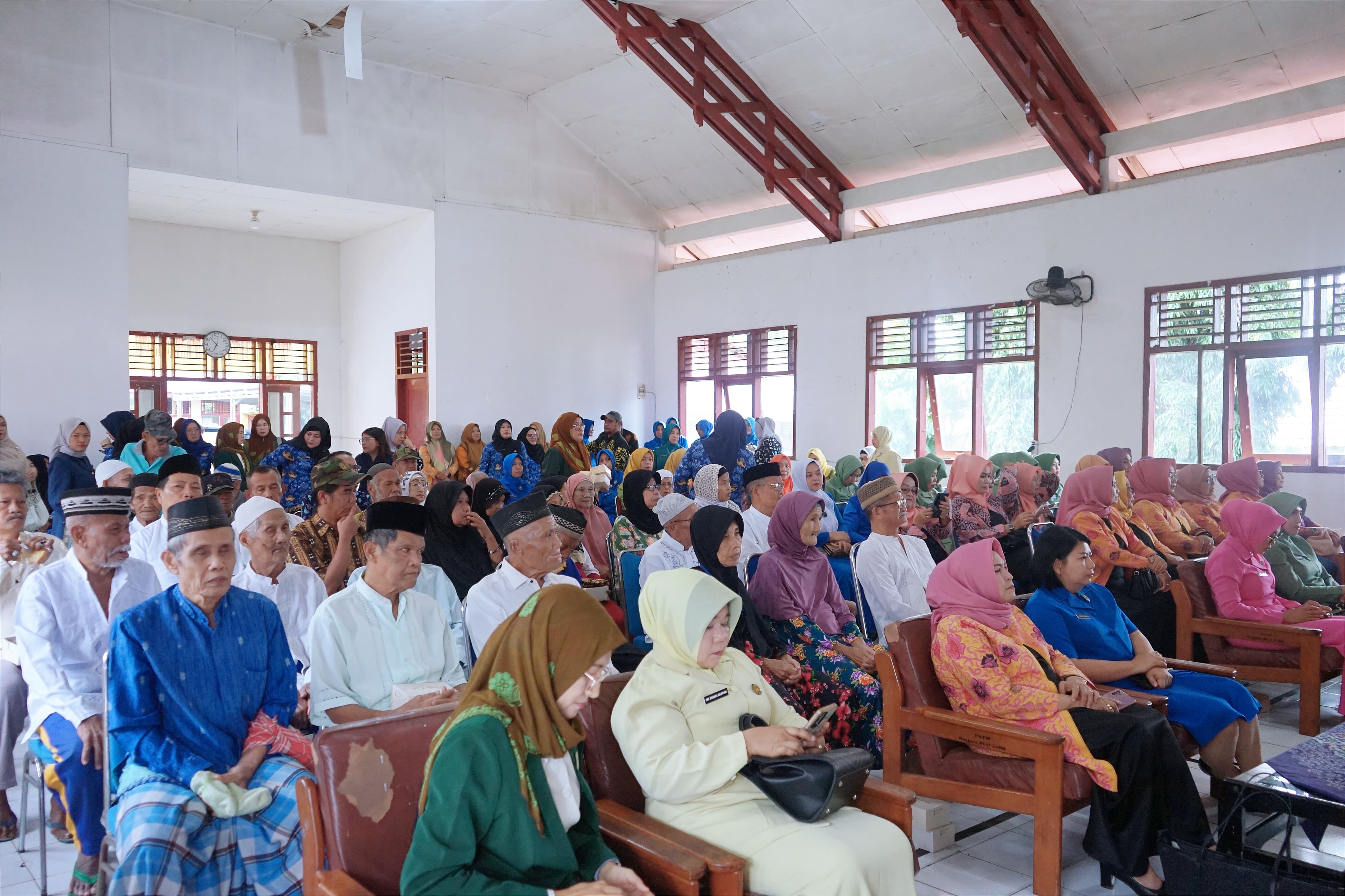  Peringati Hari Ibu 2024, BKOW Bengkulu Ziarah ke Makam Pahlawan Hingga Santuni Lansia di Panti Sosial