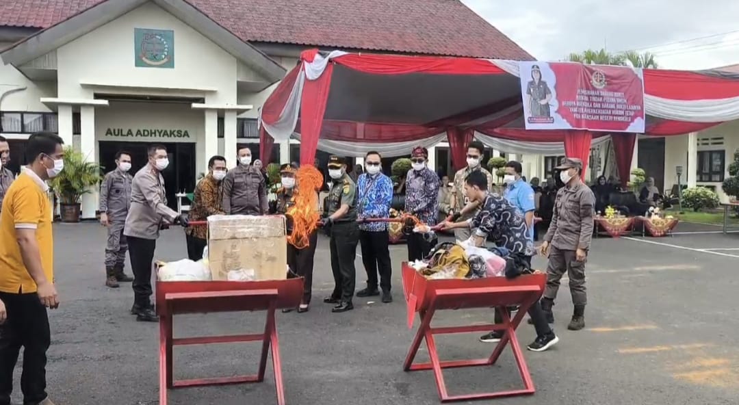Kejari Bengkulu Musnahkan Barang Bukti Narkoba, Obat Terlarang, dan Sajam dari Puluhan Perkara Inkrah