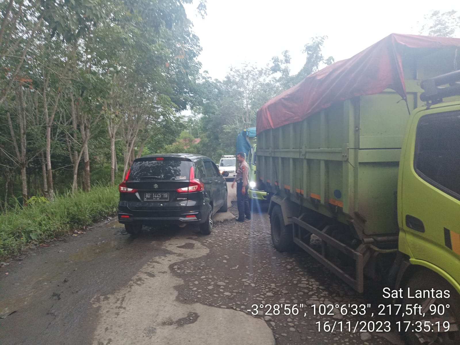 Poles Bengkulu Utara Larang Truk Batubara Melintasi Jalan Gunung Selan - Lais