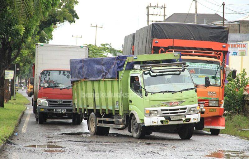 Truk Angkutan Batubara Rusak Jalan Provinsi Bengkulu, Solusi Permanen Tak Kunjung Dilakukan  