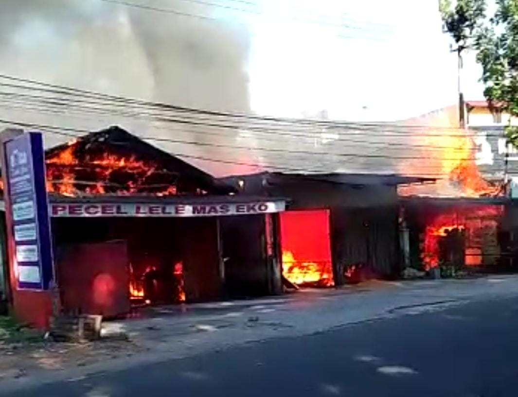 Kebakaran di Tanah Patah Kota Bengkulu Hanguskan 3 Ruko dan 4 Rumah, Api Diduga dari Kios Percetakan