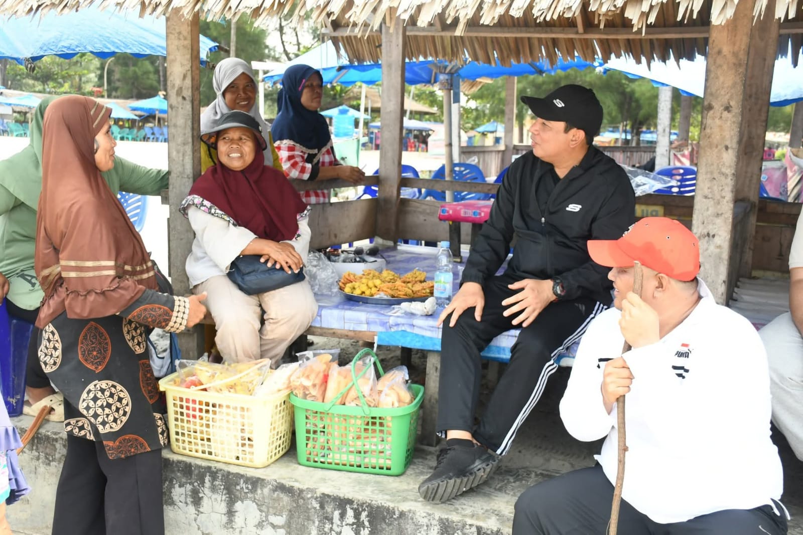 Walikota Bengkulu Edukasi Pedagang Pantai Panjang, Tekankan Sikap Ramah dan Harga Wajar