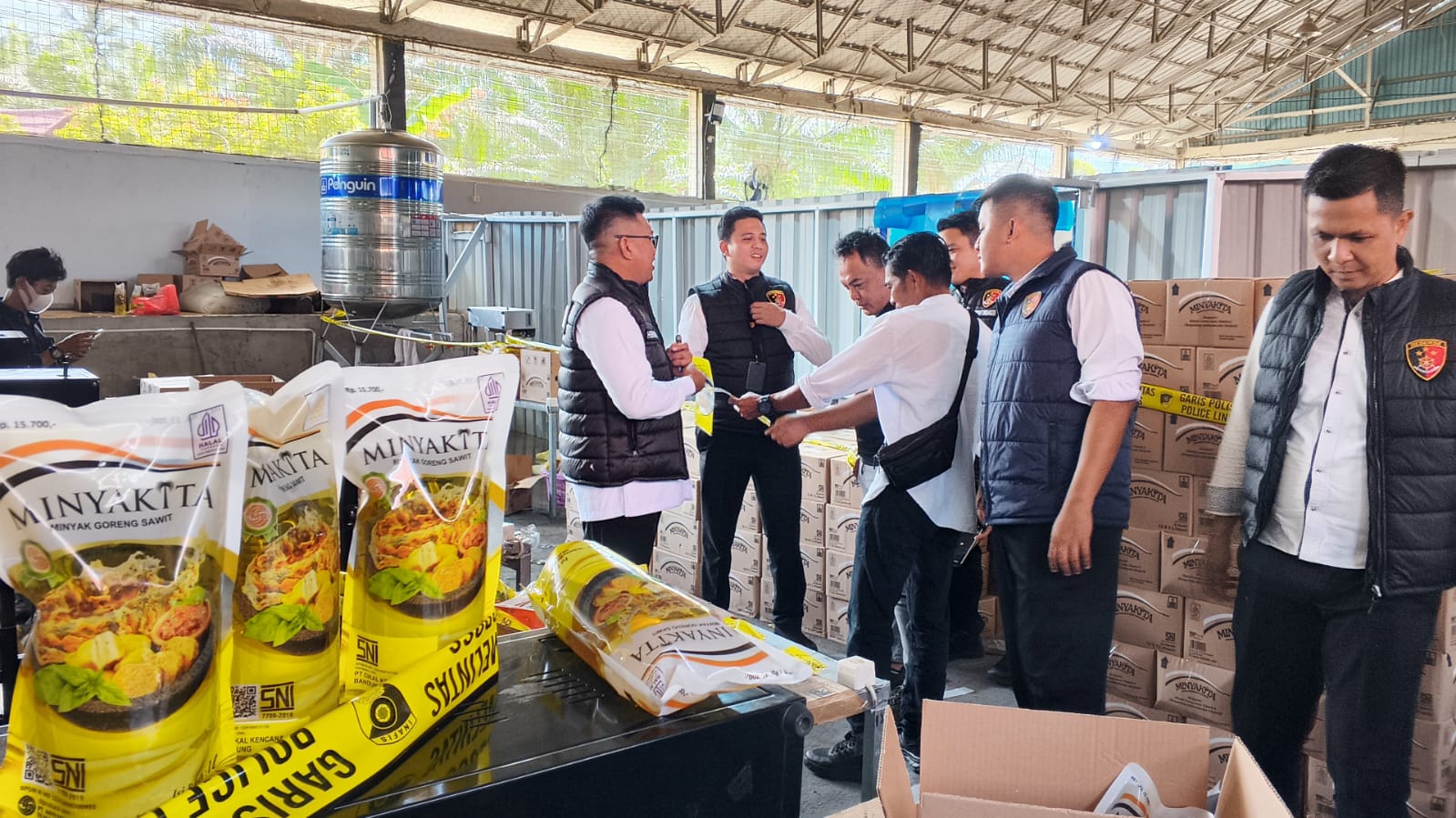 Gudang di Sawah Lebar Digerebek, Ribuan Dus Minyak Kita Oplosan Disita Polda Bengkulu