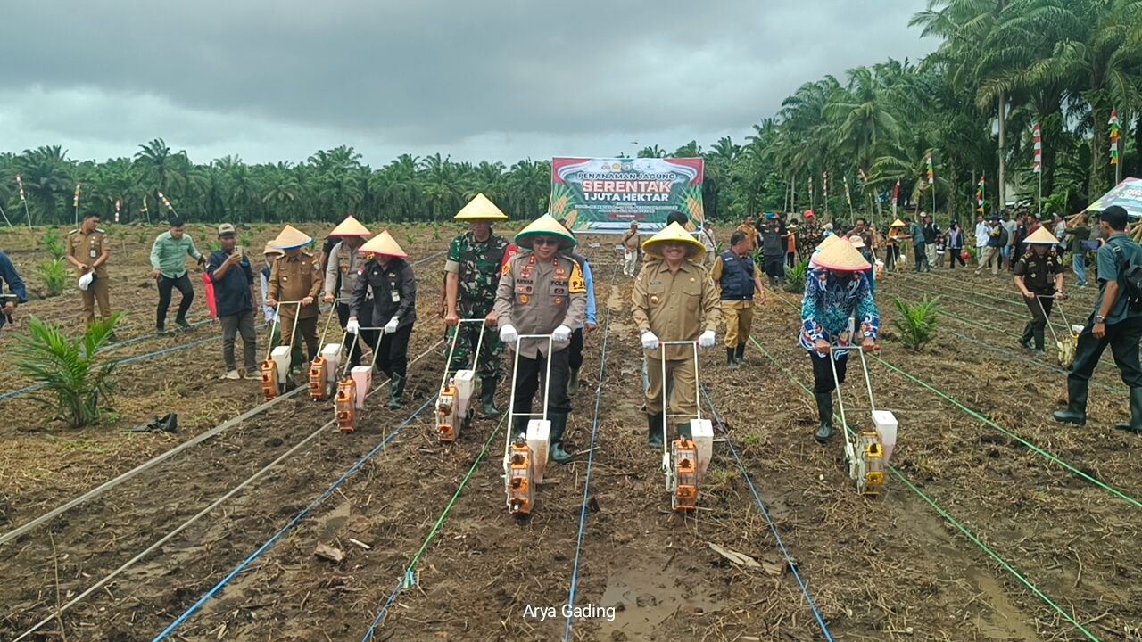 Kapolda Bengkulu dan Jajaran Ikut Program Tanam Jagung Serentak 1 Juta Hektare, Dipusatkan di Seluma 