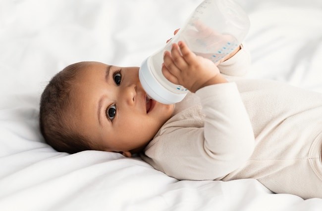 Amankah Bayi Minum Susu Botol sambil Tiduran?