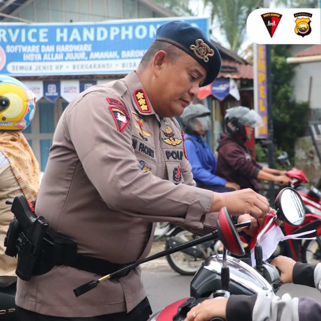 Wujud Sinergi dengan Masyarakat, Brimob Bengkulu Gelar Pembagian Bendera Serentak di Tujuh Titik