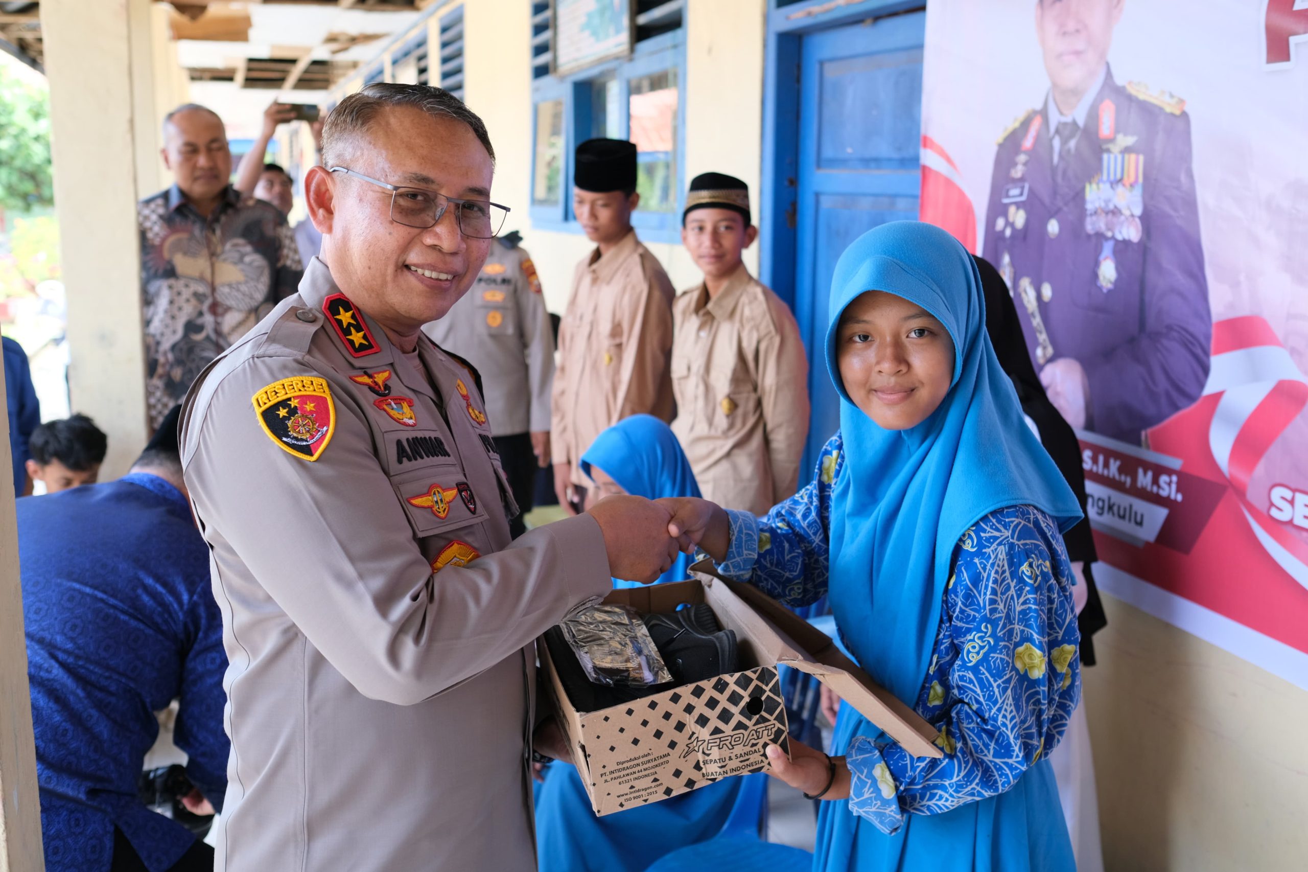 Kapolda Bengkulu Luncurkan Program Polda Bengkulu Peduli, Dua Sekolah di Kota Bengkulu Terima Manfaat