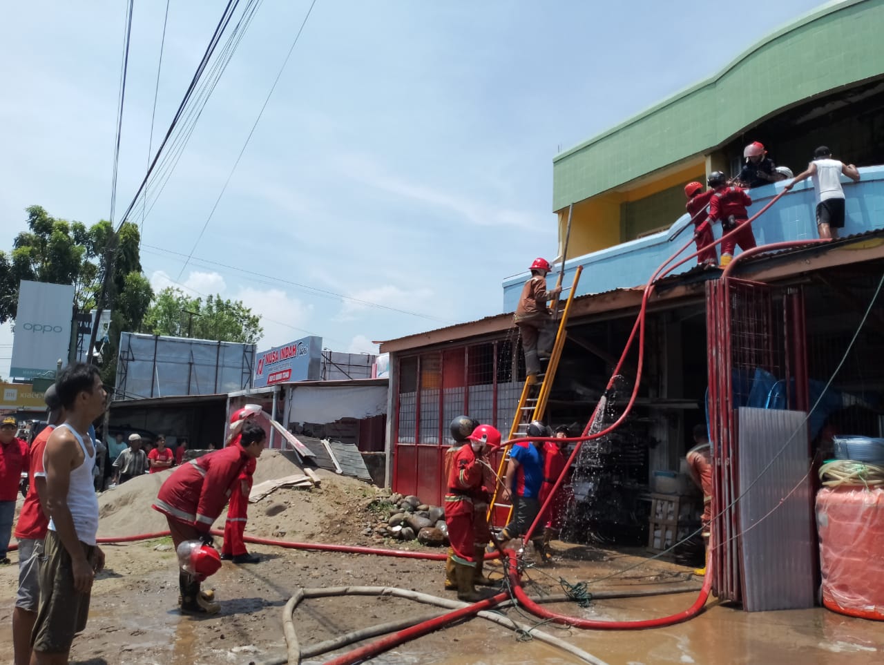 Toko Bangunan di Kampung Bali Terbakar, Petugas Damkar  Bergerak Cepat Padamkan Api