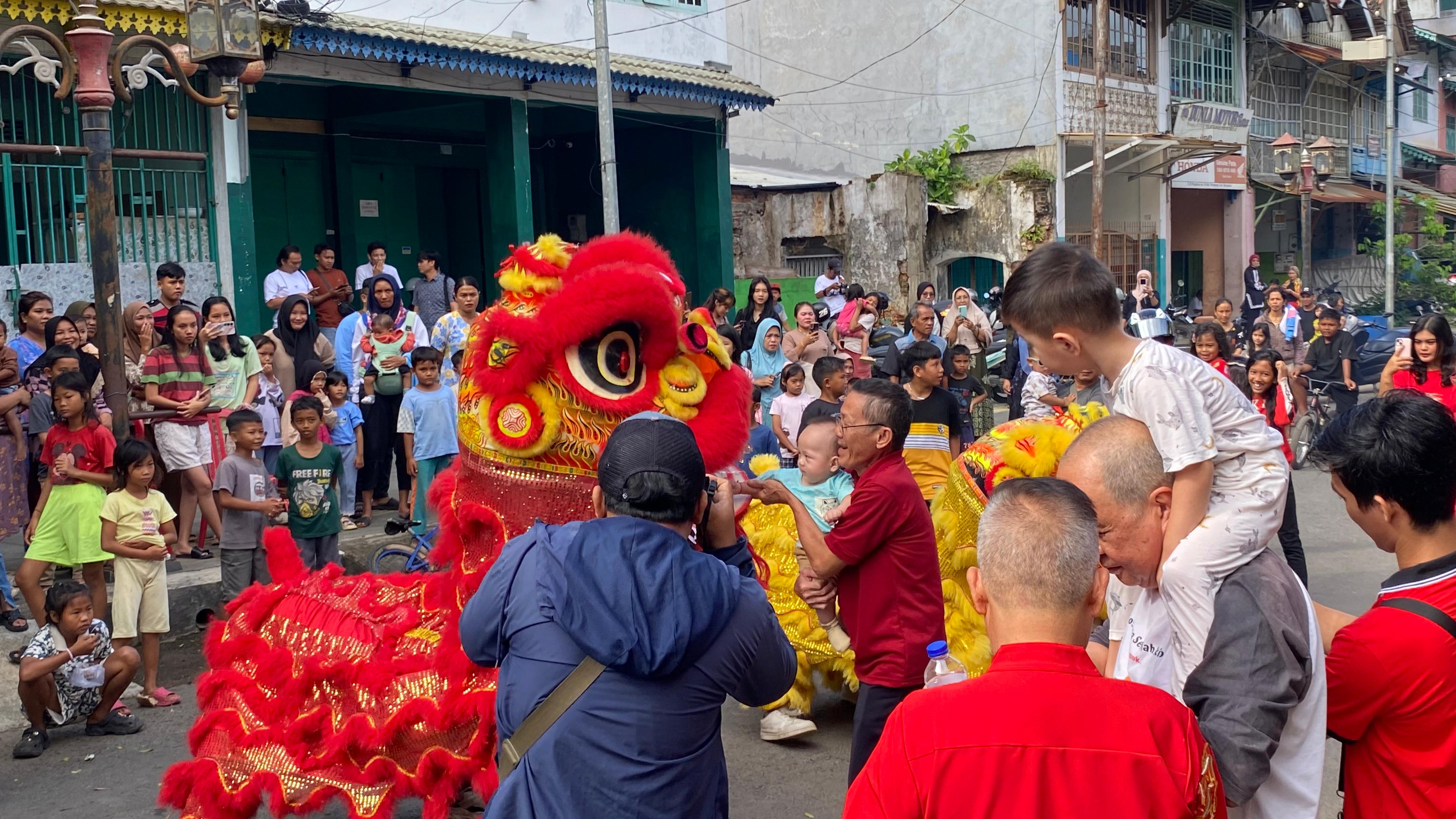 Atraksi Barongsai di Vihara Buddhayana Bengkulu Meriahkan Perayaan Imlek 2025