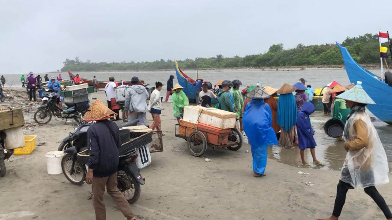 Perahu Nelayan Karam di Mukomuko, Tiga Korban Selamat Berkat Teknologi dan Respons Cepat Warga