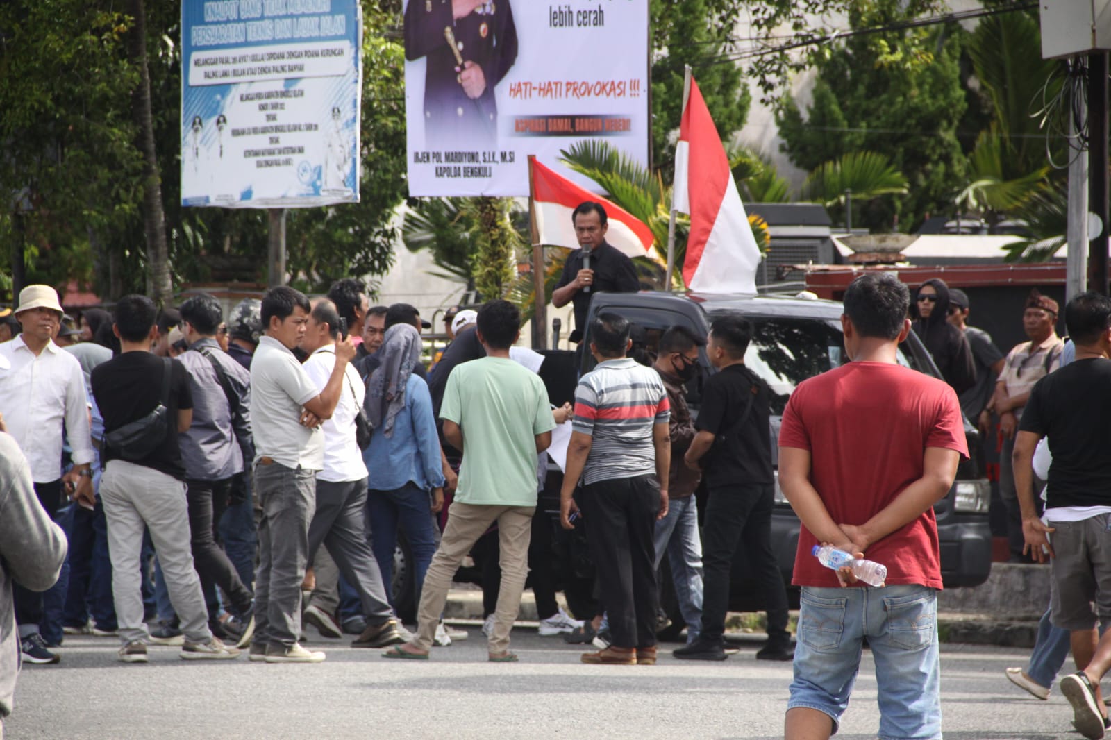 Massa Aksi di Bengkulu Selatan Minta DPRD Bubar, Honor Pengurus Masjid Dihapus Tapi Beli Mobnas Rp 1,2 M