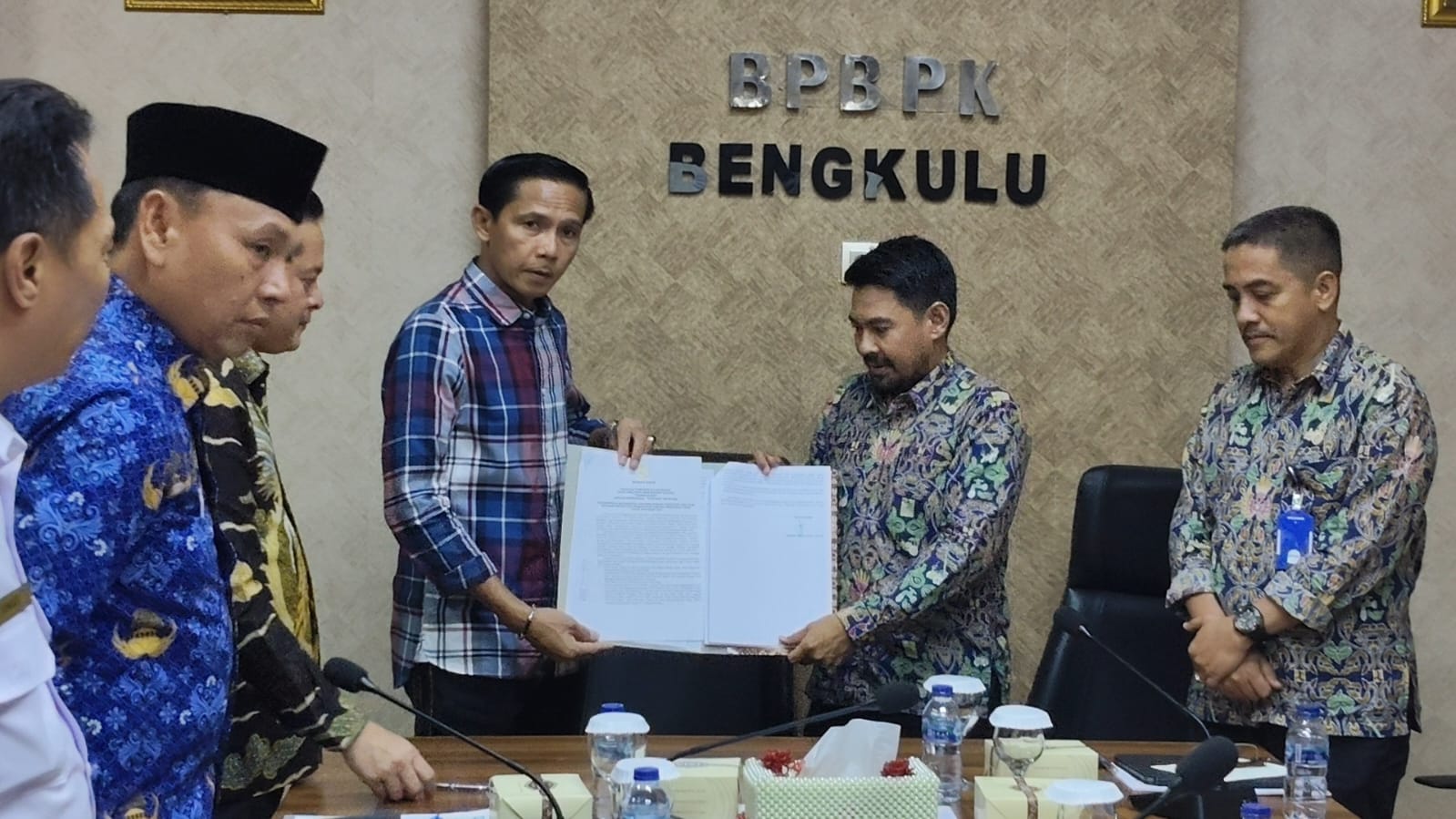 Tingkatkan Kualitas Hidup Warga, Pemkab Kaur Tanda Tangani Komitmen Dukung PPSP