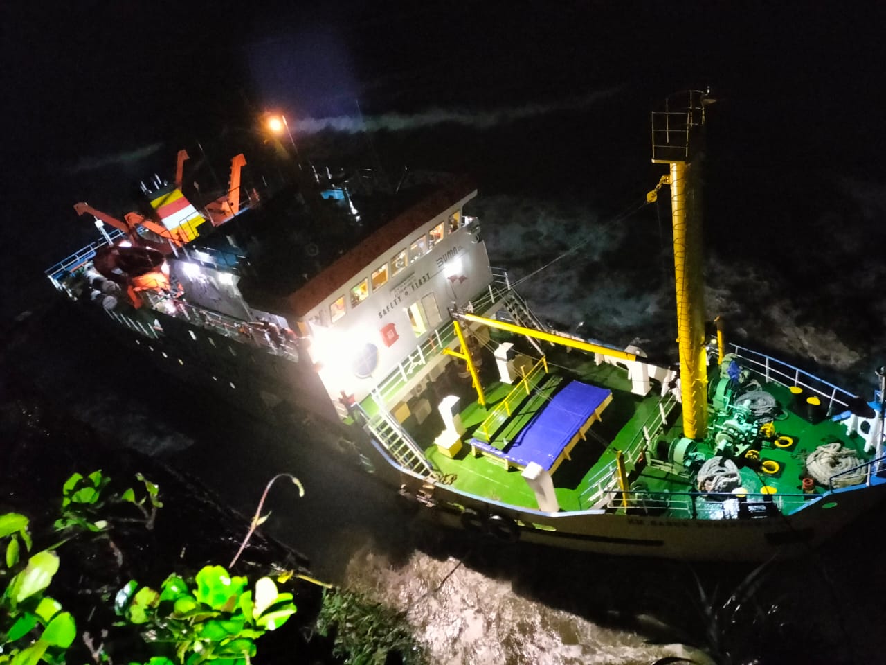 Kapal Sabuk Nusantara Rute Aceh - Tanjung Priuk Kandas di Perairan Bengkulu Selatan, 19 ABK Dievakuasi