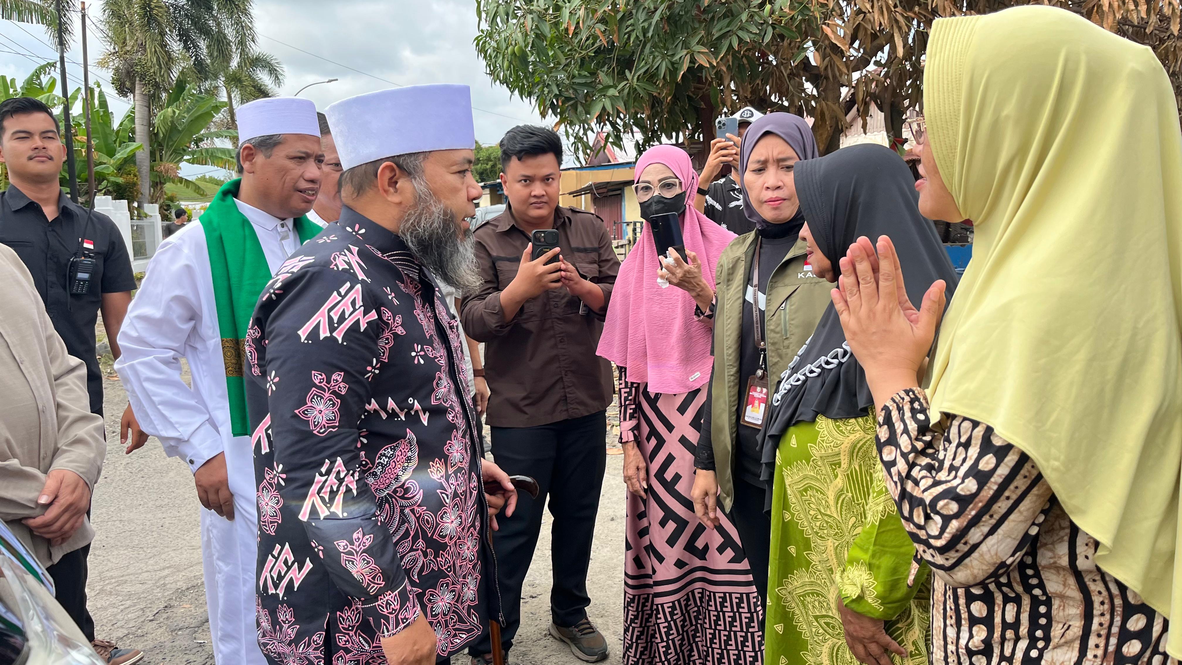 Gubernur Sambangi Korban Kebakaran dan Salurkan Bantuan 