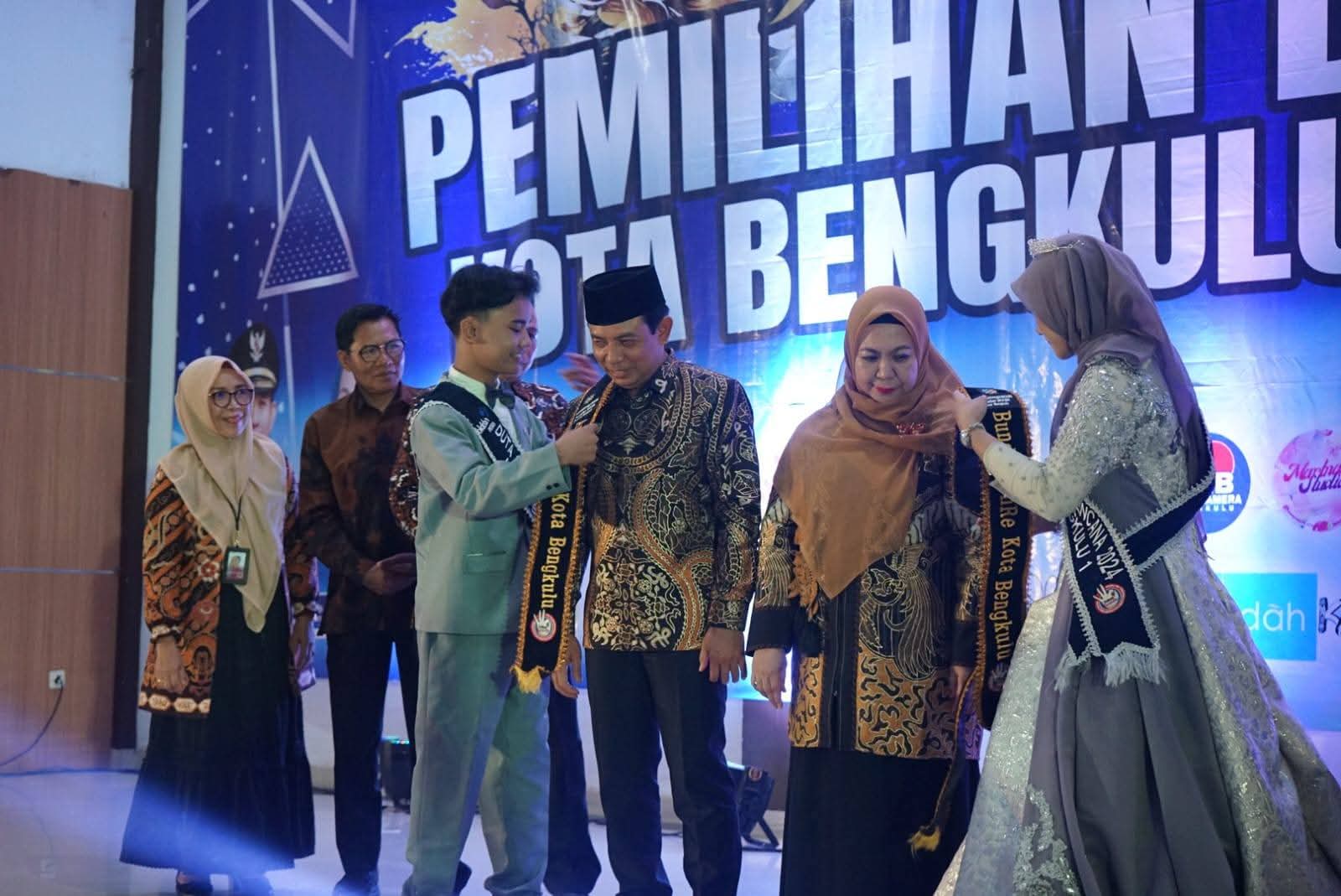 Resmi Dinobatkan, Wali Kota Dedy Wahyudi Jadi Ayah Genre dan Dian Fitriani Jadi Bunda Genre Kota Bengkulu 