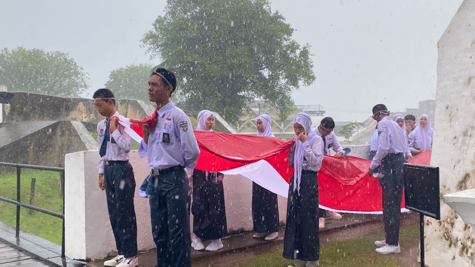 Benteng Marlborough Jadi Saksi Semangat Nasionalisme Pelajar Bengkulu di Tengah Hujan Deras