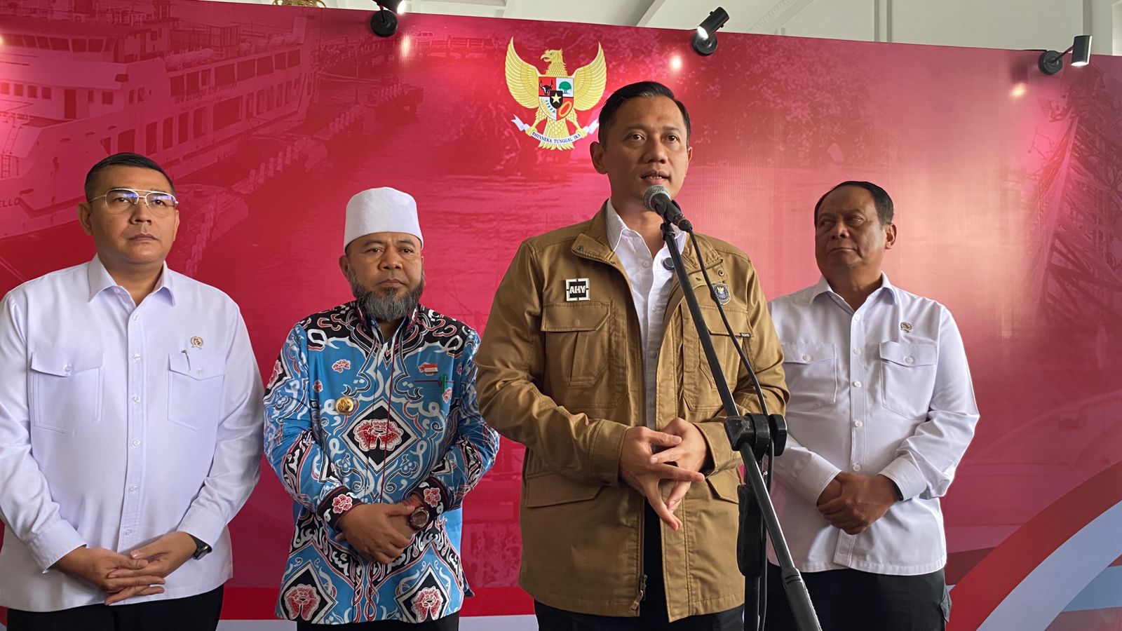 AHY Pimpin Rapat Evaluasi Penanganan Alur Pelabuhan Pulau Baai di Bengkulu