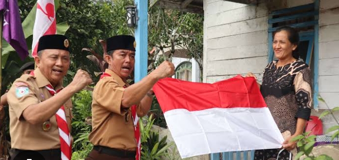Pemprov Bengkulu Bagi-Bagi Bendera Merah Putih di Enggano