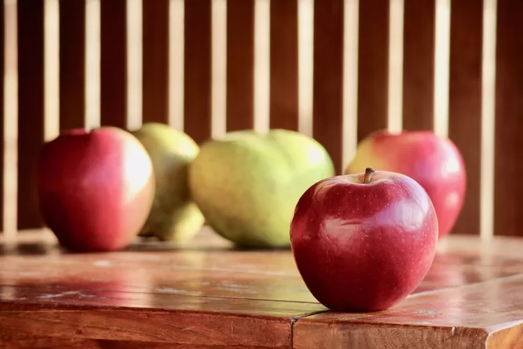 Pertanda Kesuksesan?  Ini Dia Arti Mimpi Makan Buah Apel Menurut Primbon Jawa