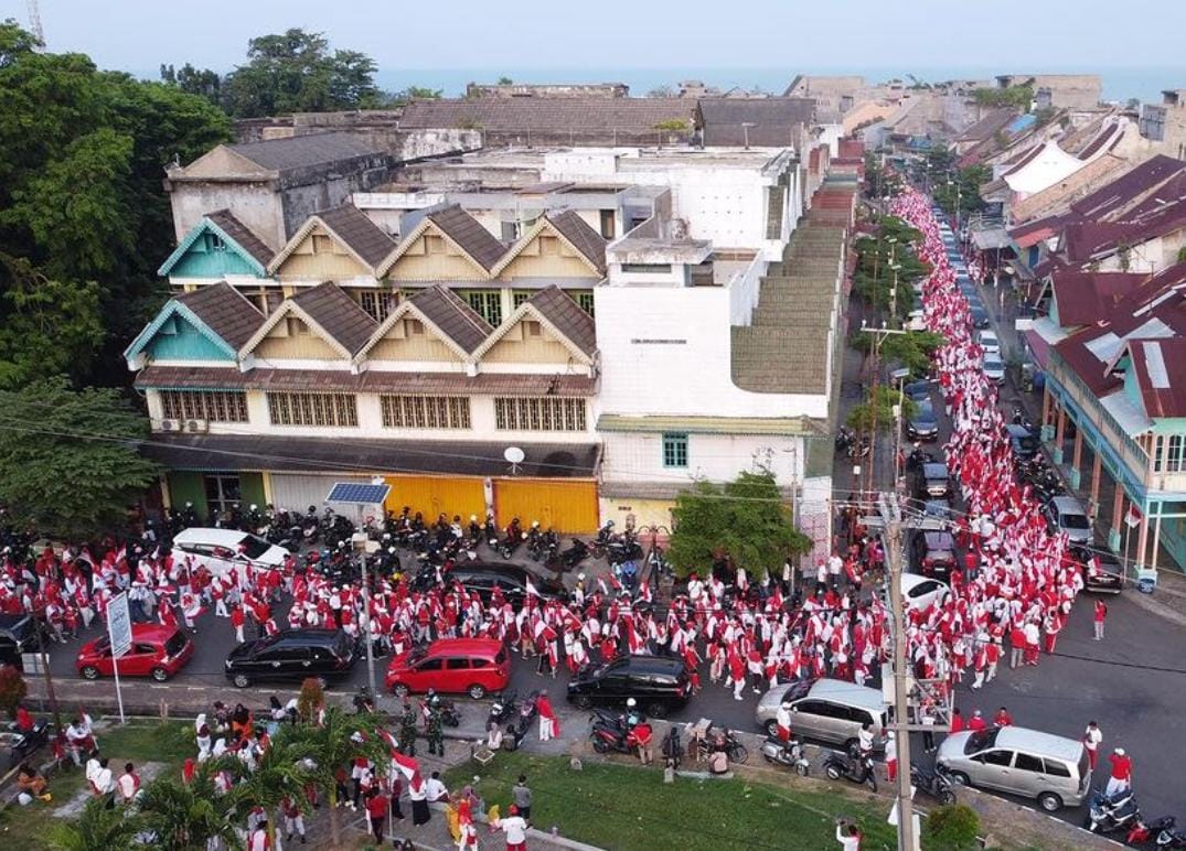 Ribuan Masyarakat Bengkulu Meriahkan Kirab Bendera HUT RI Ke 78