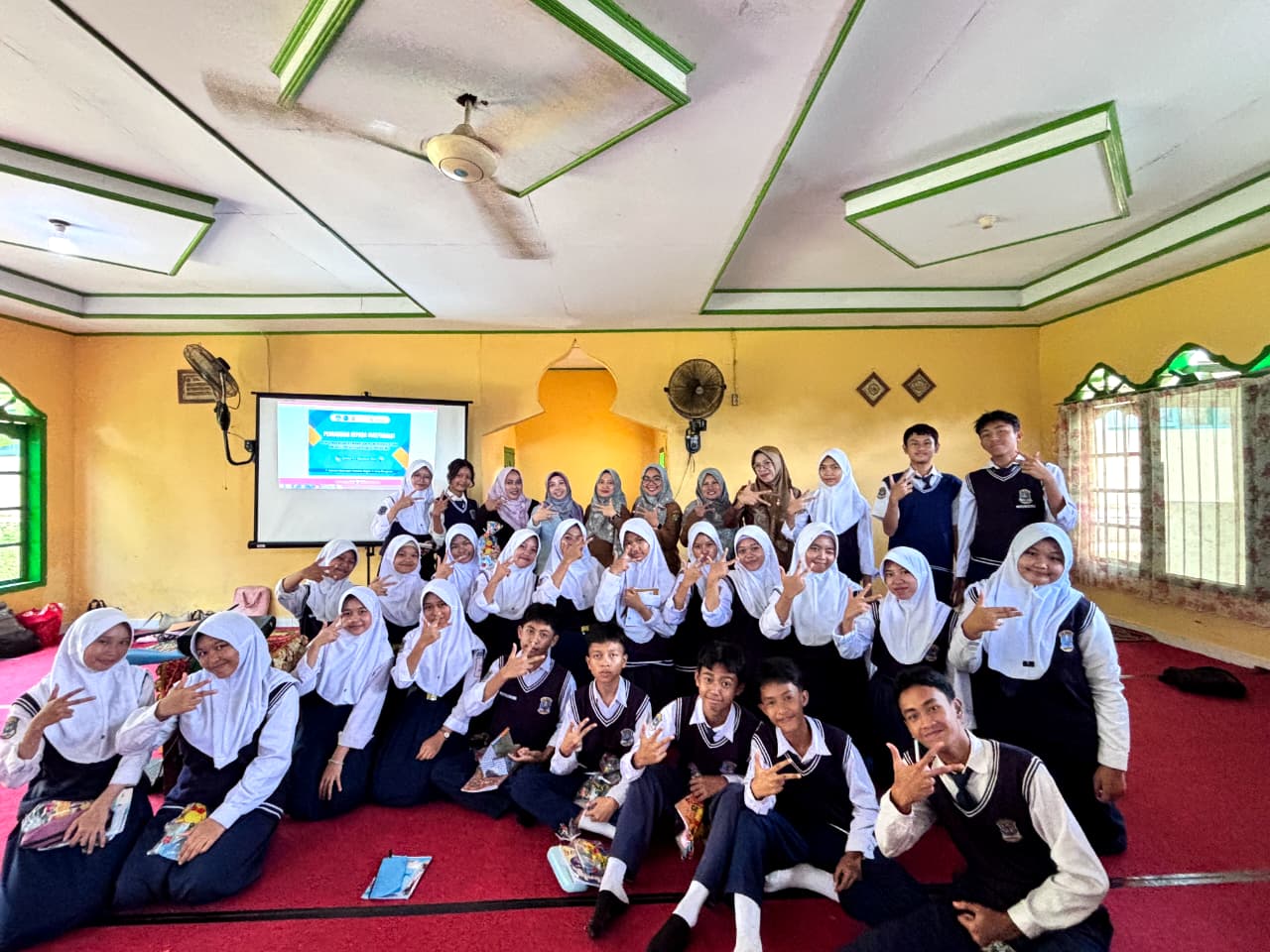 Dosen Ilmu Komunikasi UNIB Latih Siswa SMPN 11 Kota Bengkulu Tingkatkan Kemampuan Public Speaking