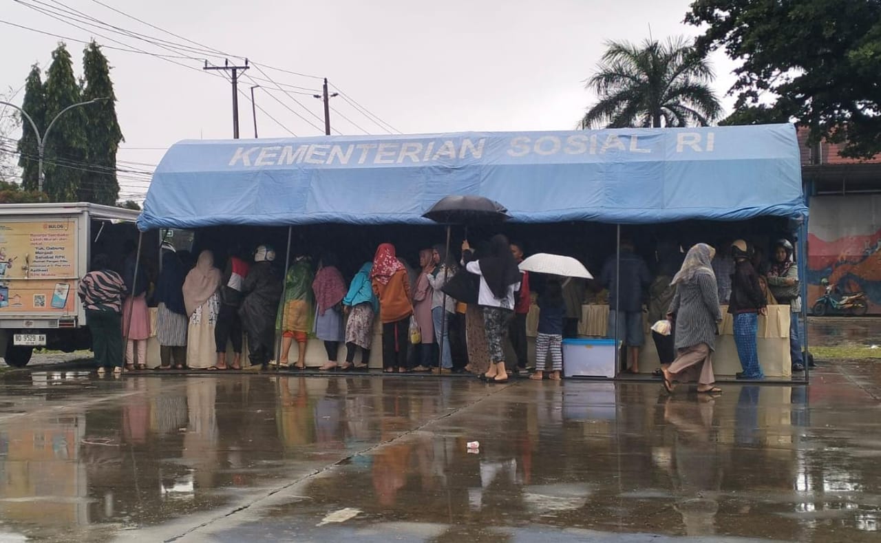 Warga Kota Bengkulu Serbu Pasar Murah Ditengah Guyuran Hujan Lebat